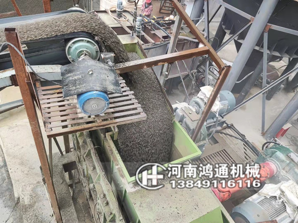 重慶2PG1610瓜米石對輥制砂機正常投入生產(圖6)
